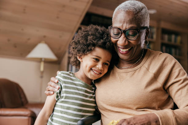 actividades terapéuticas para familias de tres generaciones - senior lifestyle fotografías e imágenes de stock