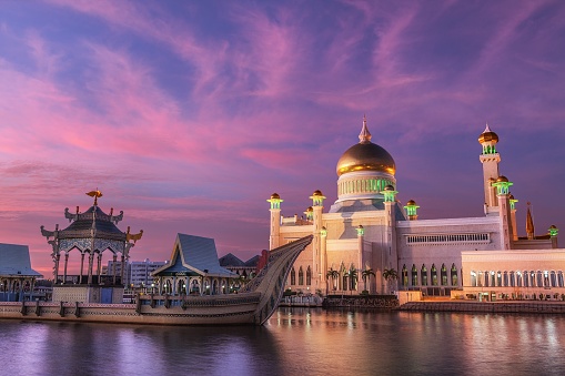 This is a summer sunset view of Bandar Seri Begawan's Old Mosque in Brunei.
The official name of this mosque is Sultan Omar Ali Saifuddyn Mosque, it is well known as a tourist destination in this country.
Many people come to see this beautiful scenery every year.