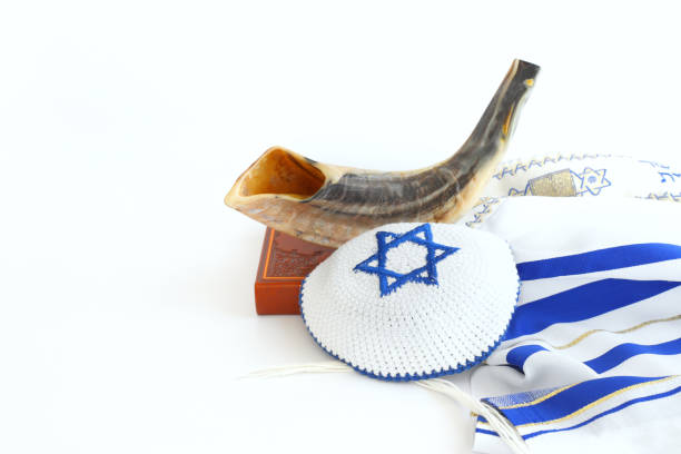 imagem religião de shofar (chifre) em talit de oração branca. rosh hashanah (feriado judaico de ano novo), conceito de shabbat e yom kippur - talit - fotografias e filmes do acervo