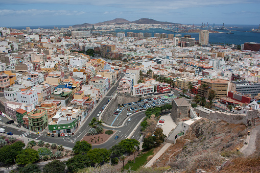 View of the city of Las Palmas de Gran Canaria with the mountains of La Isleta in the background.