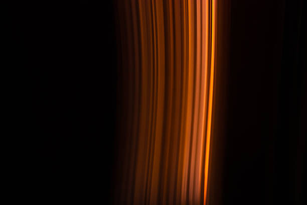 黒い背景に光、垂直オレンジの光線を持つ抽象的なイラスト。写真効果。水平構成。 - light beam ストックフォトと画像