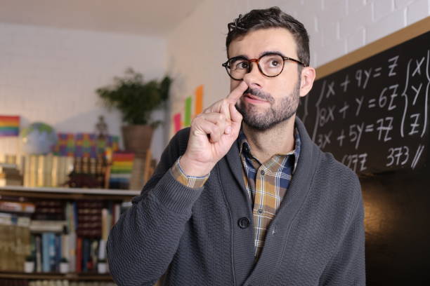 profesor recogiendo la nariz en el aula - picking nose fotografías e imágenes de stock