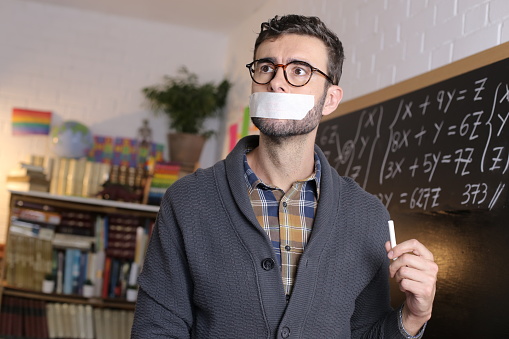 Profesor censurado con cinta que bloquea la libertad de expresión photo