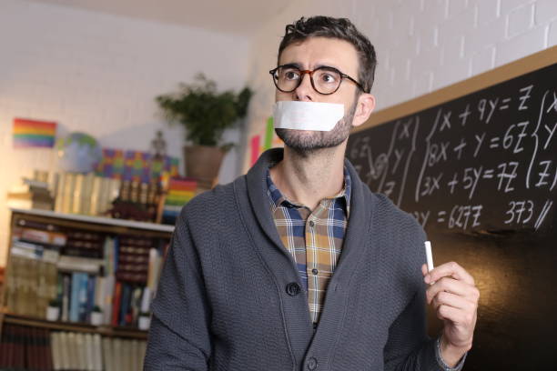 profesor censurado con cinta que bloquea la libertad de expresión - teacher professor science university fotografías e imágenes de stock