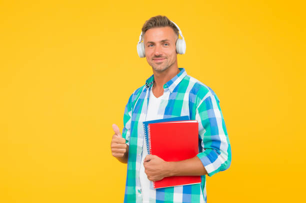 Best online learning platforms to explore. Man listening online lecture. Adult student listen music. Guy wear headphones. Infinity learning. Online courses for remote learning during quarantine. las mejores plataformas de aprendizaje en línea para explorar. hombre escuchando conferencia en línea. los estudiantes adultos escuchan música. chico usa auriculares. aprendizaje infinito. cursos en línea para el aprendizaje remoto durante la cuarenten