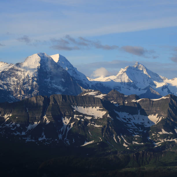 famosa cordillera eiger, monch y jungfrau. vista desde el monte brienzer rothorn. eiger cara norte. - north face eiger mountain fotografías e imágenes de stock