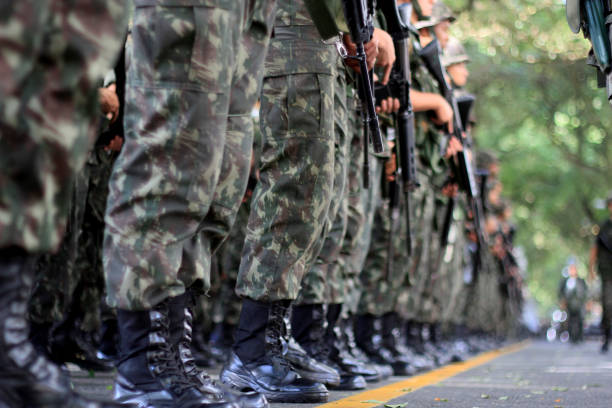 soldato dell'esercito brasiliano in parata - army parade weapon military foto e immagini stock