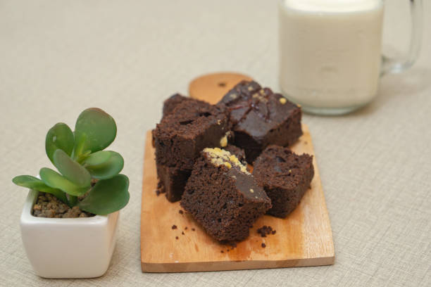 muffin brownie al cioccolato su taglieri in legno - cupcake crumb sweet wrapper chocolate foto e immagini stock