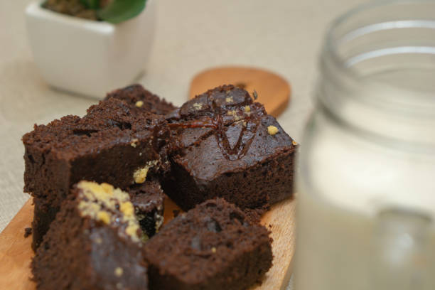 bolinhos de brownie de chocolate em tábuas de corte de madeira - cupcake crumb sweet wrapper chocolate - fotografias e filmes do acervo
