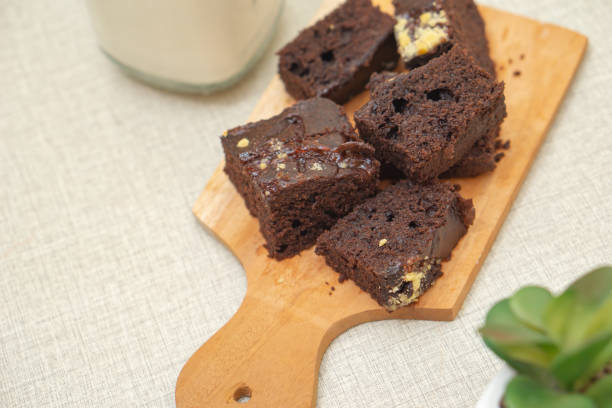 bolinhos de brownie de chocolate em tábuas de corte de madeira - cupcake crumb sweet wrapper chocolate - fotografias e filmes do acervo