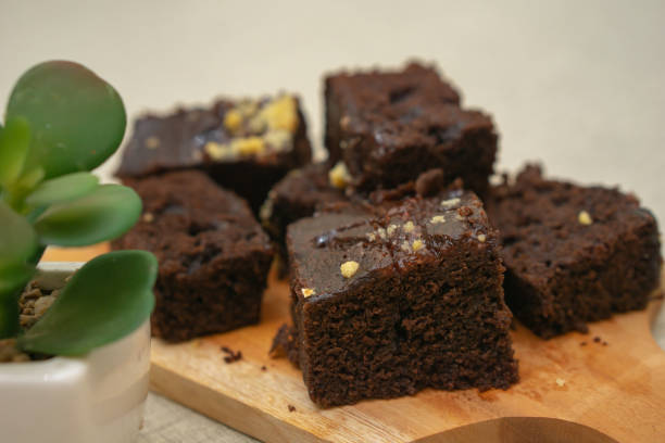 bolinhos de brownie de chocolate em tábuas de corte de madeira - cupcake crumb sweet wrapper chocolate - fotografias e filmes do acervo