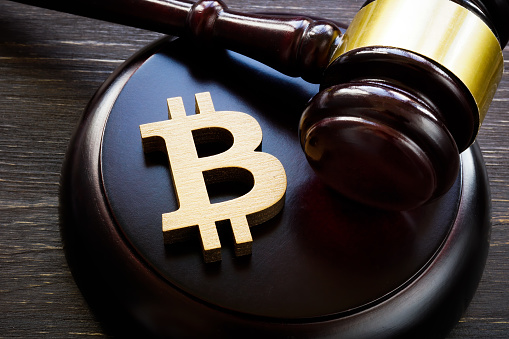 Símbolo y mazo de Bitcoin para regular el mercado de criptomonedas. photo