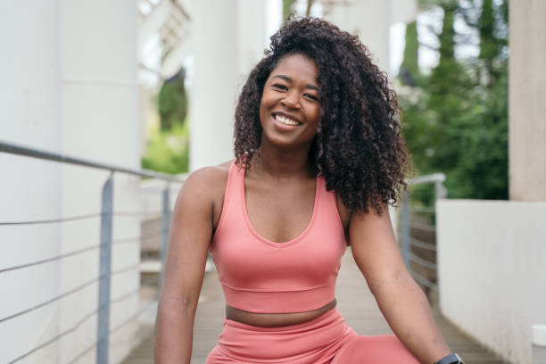 portrait of african american woman in sportswear. - african descent american culture exercising women imagens e fotografias de stock