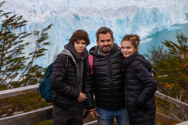 père avec deux enfants à glaciar perito moreno - patagonie - patagonia el calafate horizontal argentina photos et images de collection