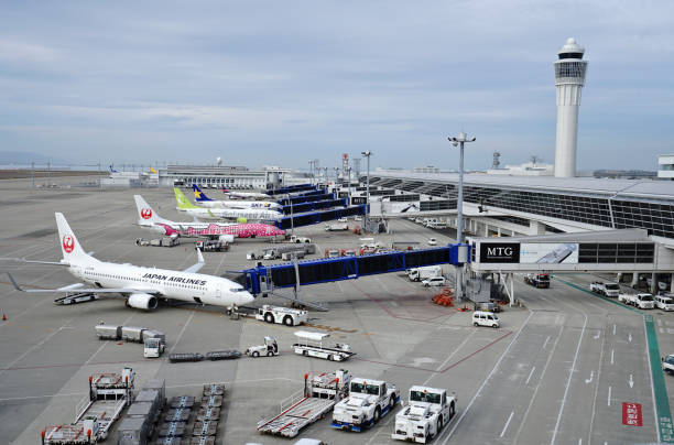 nagoya, japão - 18 de novembro de 2018: deck de observação no aeroporto internacional chubu centrair na cidade de nagoya, japão. - chubu centrair international airport - fotografias e filmes do acervo