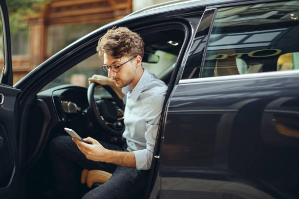 Hombre que conduce su coche - foto de stock