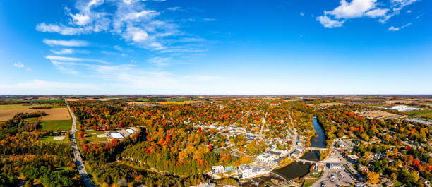 aerial grand river view und stadtbild, elora, kanada - wellington ontario stock-fotos und bilder