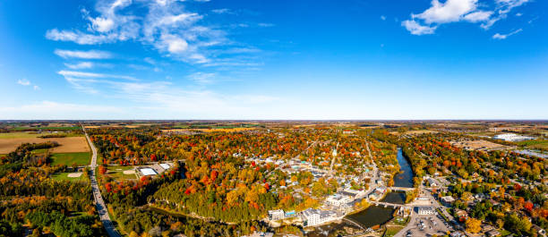 vue aérienne de la rivière grand et paysage urbain, elora, canada - wellington ontario photos et images de collection