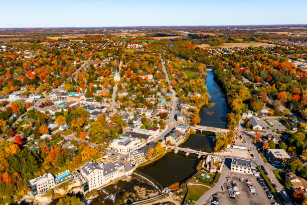 vista aérea do grande rio e paisagem da cidade, elora, canadá - wellington ontario - fotografias e filmes do acervo