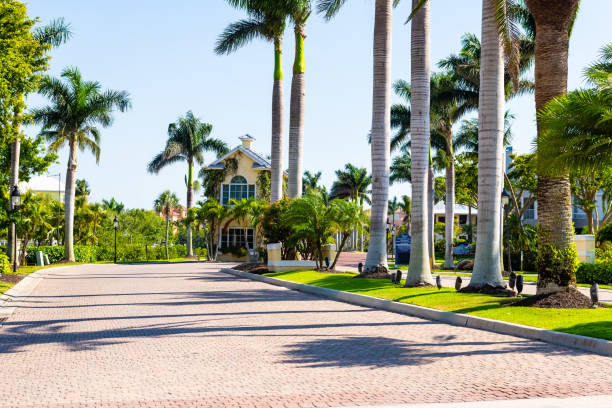 ville de floride dans le comté de collier avec panneau pour l’entrée de barefoot beach avec rue - bonita springs photos et images de collection