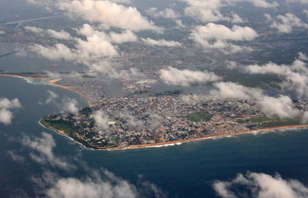 モンロビアから空から - リベリア - liberia ストックフォトと画像