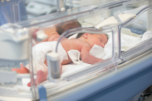 Los niños recién nacidos están en las cajas del hospital. photo