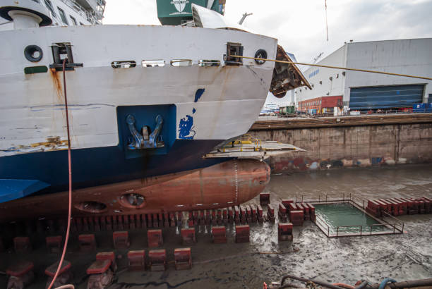 땅을 실행 한 후 드라이 도크에서 스캔 라인 여객 페리 로스톡.. - passenger ship ferry crane harbor 뉴스 사진 이미지