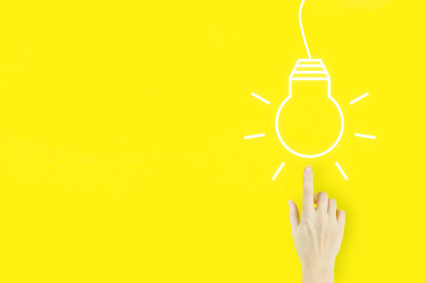 Business start up or goal to success. Innovation, brainstorming, inspiration and solution concepts. Young woman's hand finger pointing with light bulp hologram on yellow. Solution analysis develop. puesta en marcha de negocios o objetivo de éxito. conceptos de innovación, lluvia de ideas, inspiración y solución. dedo de la mano de la mujer joven que señala con holograma del bulp ligero en amarillo. desarrollo de análisis de soluciones