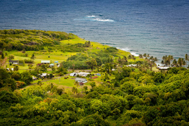 un pequeño pueblo a lo largo de la carretera a hana en maui, hawái, ee. uu. - hana fotografías e imágenes de stock
