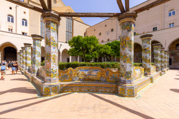 cloister santa chiara with octagonal columns decorated with majolica tiles in rococo style, naples, italy - santa chiara imagens e fotografias de stock