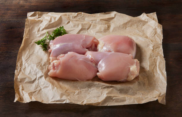 raw organic chicken thighs - chicken thighs imagens e fotografias de stock