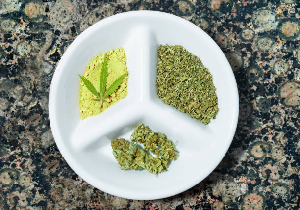 vista superior de la bandeja con diferentes tipos de cannabis: kief, cogollos de marihuana y cannabis triturado. - plate dishware stack multi colored fotografías e imágenes de stock