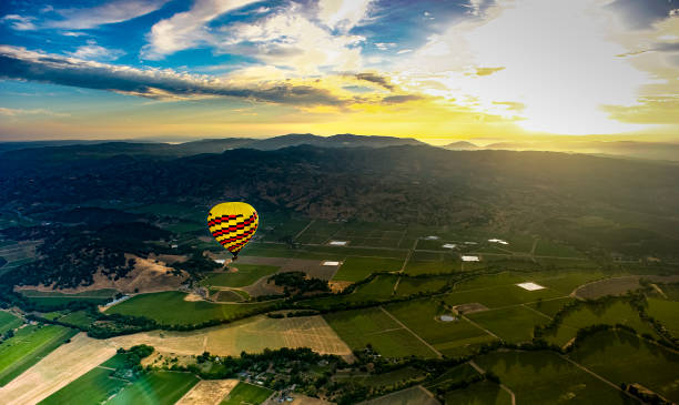 dolina napa ca. - hot air balloon california napa napa valley zdjęcia i obrazy z banku zdjęć