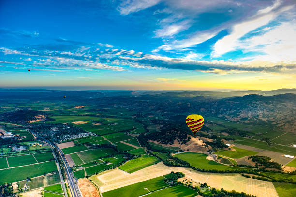 dolina napa ca. - hot air balloon california napa napa valley zdjęcia i obrazy z banku zdjęć