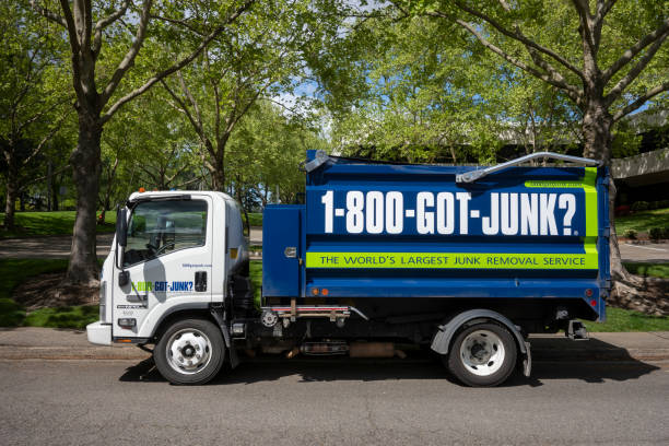 1-800-got-junk? - covered truck foto e immagini stock