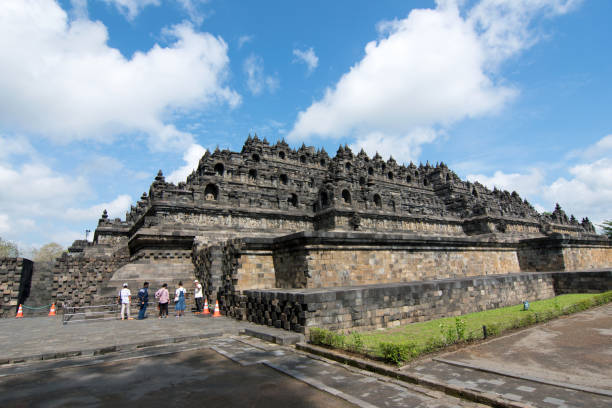 보로부두르 사원 방문객 - borobudur ruins 뉴스 사진 이미지