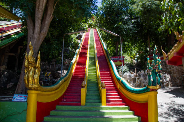 ワット・タム・カオ・ノイとワット・タム・スア(タイ、カンチャナブリ) - tiger cave temple kanchanaburi province ストックフォトと画像