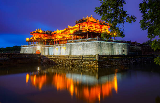 kaiserliches stadttor in hue stadt vietnam - hue stock-fotos und bilder