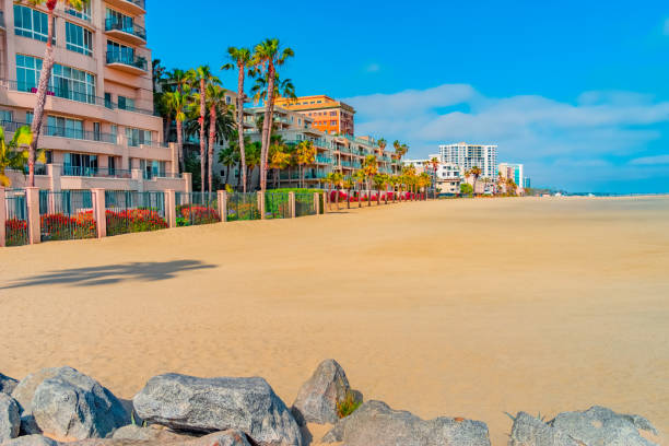 캘리포니아 롱비치 앞 해변에 위치한 고층 호텔과 레지던스 - villa summer rock sand 뉴스 사진 이미지