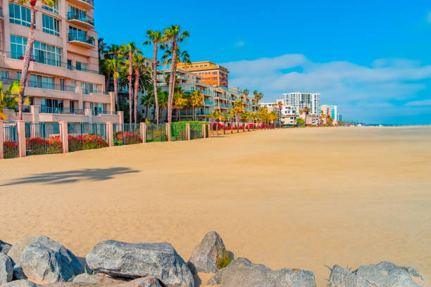 hotéis e residências de arranha-céus alinham a frente de praia de long beach, califórnia - villa summer rock sand - fotografias e filmes do acervo