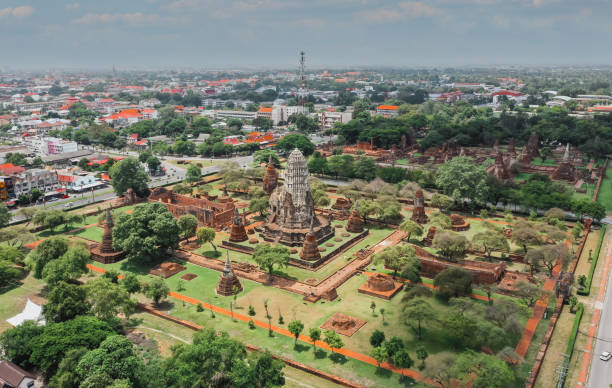 vista aérea do templo de ayutthaya, wat ratchaburana, vazio durante o covid, em phra nakhon si ayutthaya, cidade histórica na tailândia - ratchaburana - fotografias e filmes do acervo