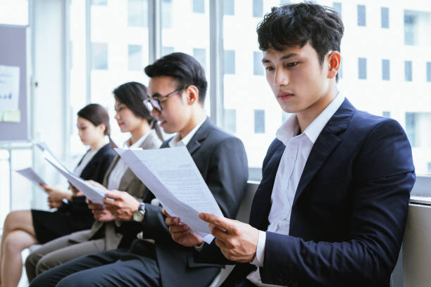 アジアのビジネス・ピープル - job search 写真 ストックフォトと画像