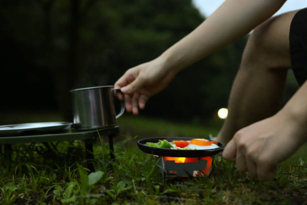 homem cozinhando sozinho em um acampamento - 3687 - fotografias e filmes do acervo