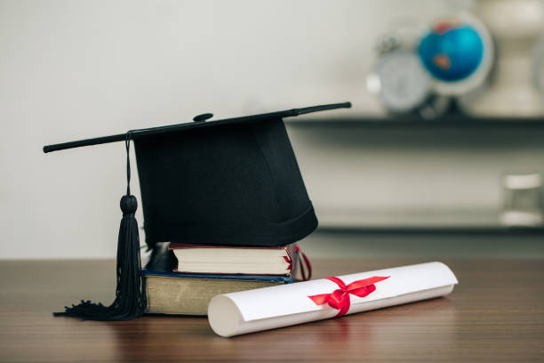 un tablero de mortero en los libros y el desplazamiento de graduación en el concepto de aprendizaje desk.education - old master fotografías e imágenes de stock