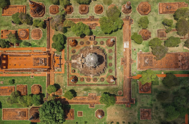 vista aérea do templo de ayutthaya, wat ratchaburana, vazio durante o covid, em phra nakhon si ayutthaya, cidade histórica na tailândia - ratchaburana - fotografias e filmes do acervo