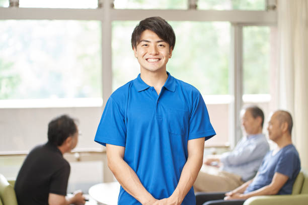 pengasuh pria bekerja di fasilitas perawatan - pekerja sosial foto potret stok, foto, & gambar bebas royalti