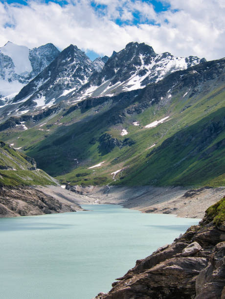 eau du réservoir lac de moiry dans la vallée alpine suisse « val d’anniviers » (en allemand eifschtal) dans le district de sierre dans le canton suisse du valais, avec les montagnes des alpes en arrière-plan - water surface european alps mountain valley photos et images de collection