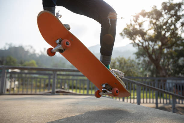 スケートパークでの若いスケートボーダーの脚のスケートボード - skateboard park ramp park skateboard ストックフォトと画像