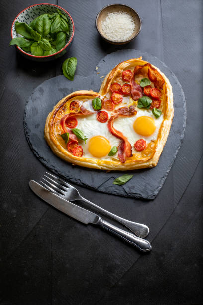 pizza de café da manhã - eggs breakfast heart shape fried egg - fotografias e filmes do acervo