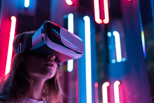 vr-headset. eine frau schaut sich in der virtuellen realität um. technologisches gerät für den content-konsum - virtual reality simulator stock-fotos und bilder
